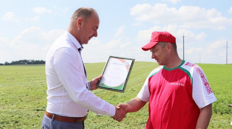 Геннадий Шатуев поздравил лучших аграриев прямо в поле