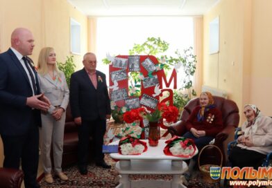 Председатель Кореличского райисполкома Андрей Гордей вручил материальную помощь ко Дню Победы