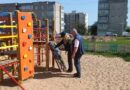 В Кореличах проверяют детские площадки во дворах на безопасность